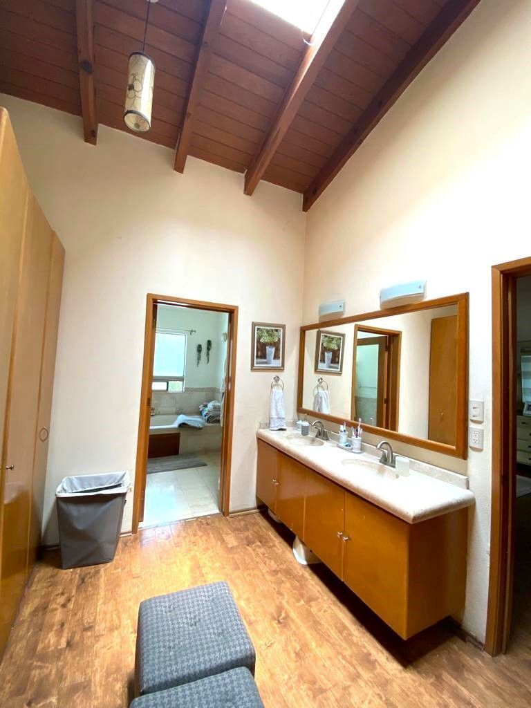 8 de 17: Doble lavabo en recámara principal
