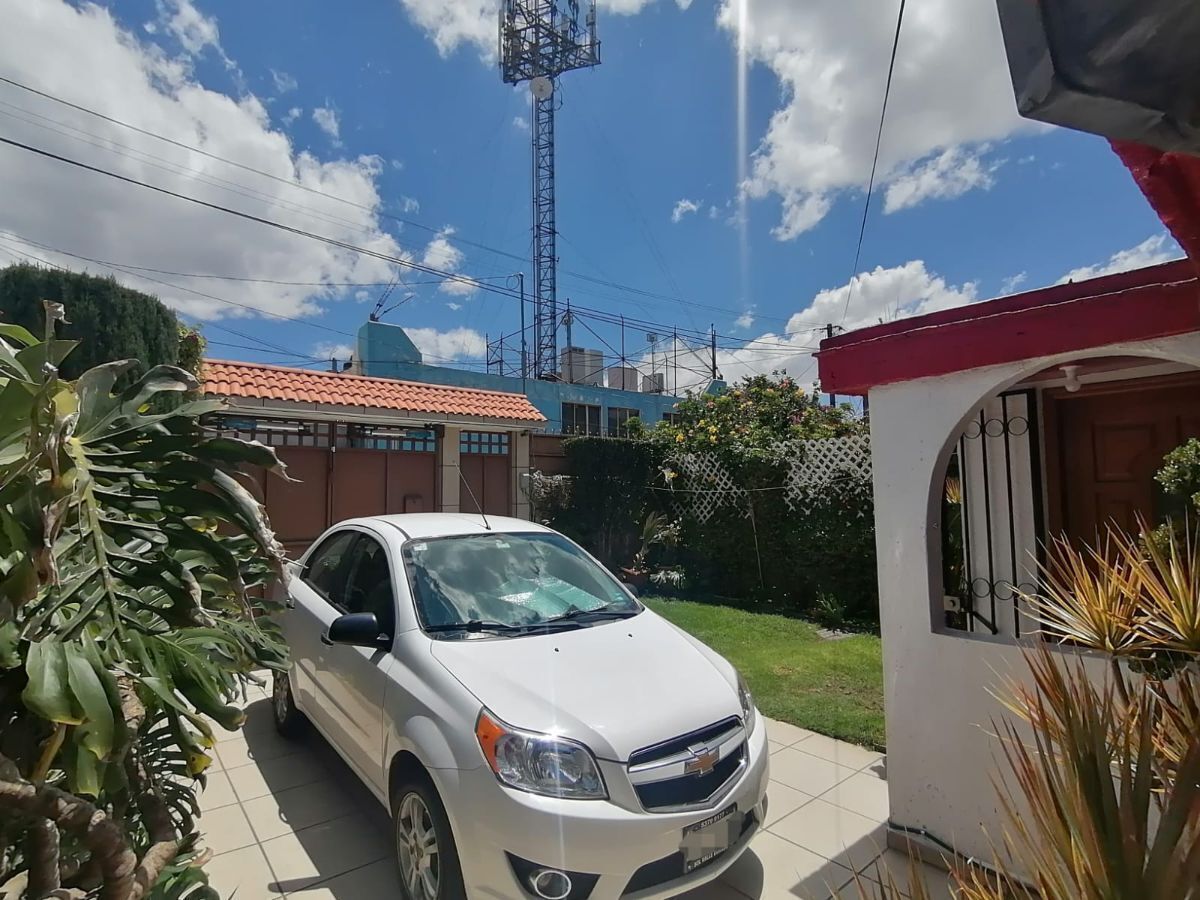 4 de 37: Jardín y estacionamiento
