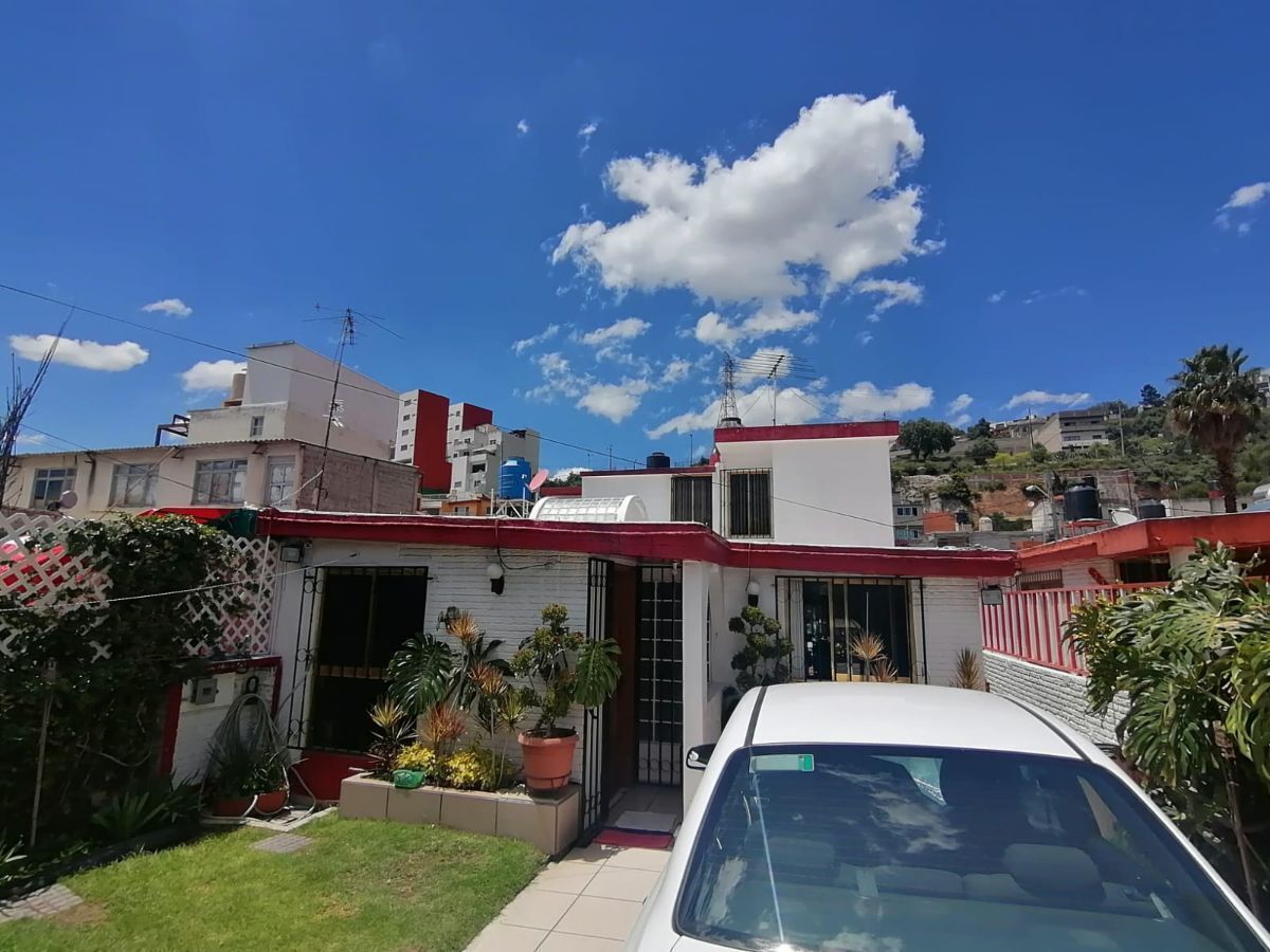 5 de 37: Jardín y estacionamiento