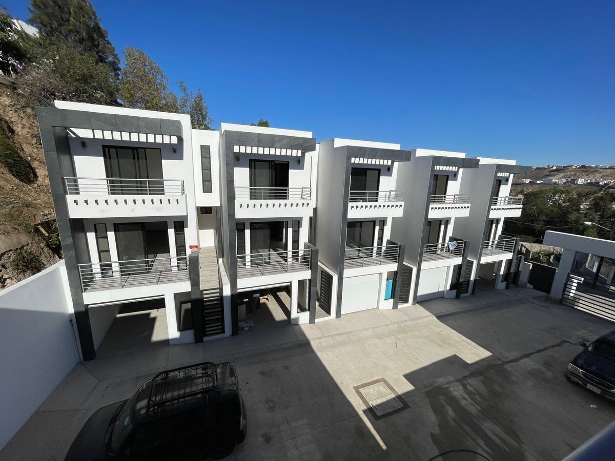 2 of 12: FRENTE CASAS