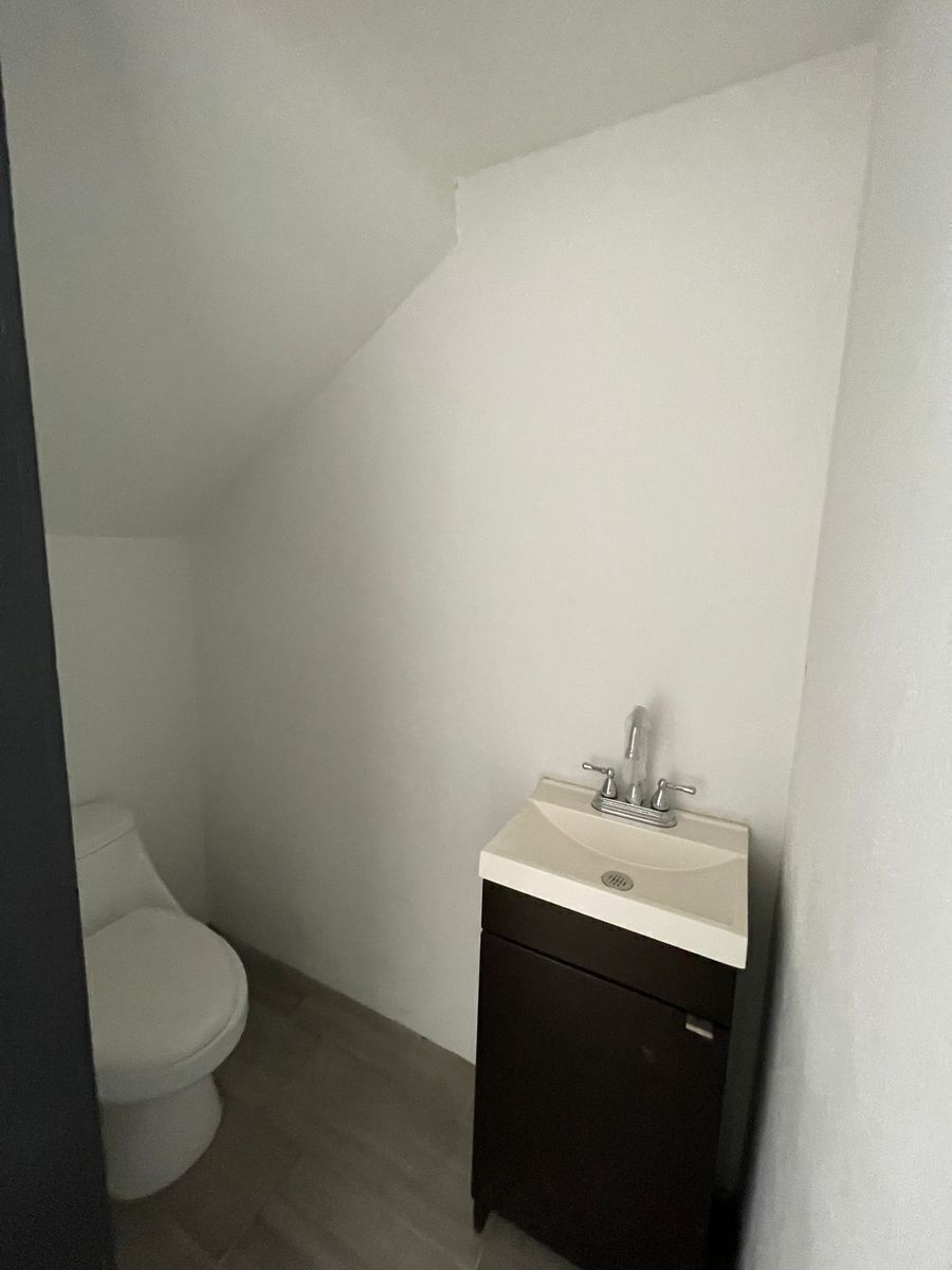 8 of 12: MEDIO BAÑO