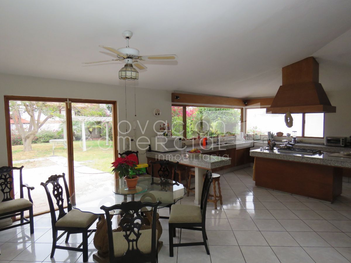 4 de 15: Cocina integral con antecomedor