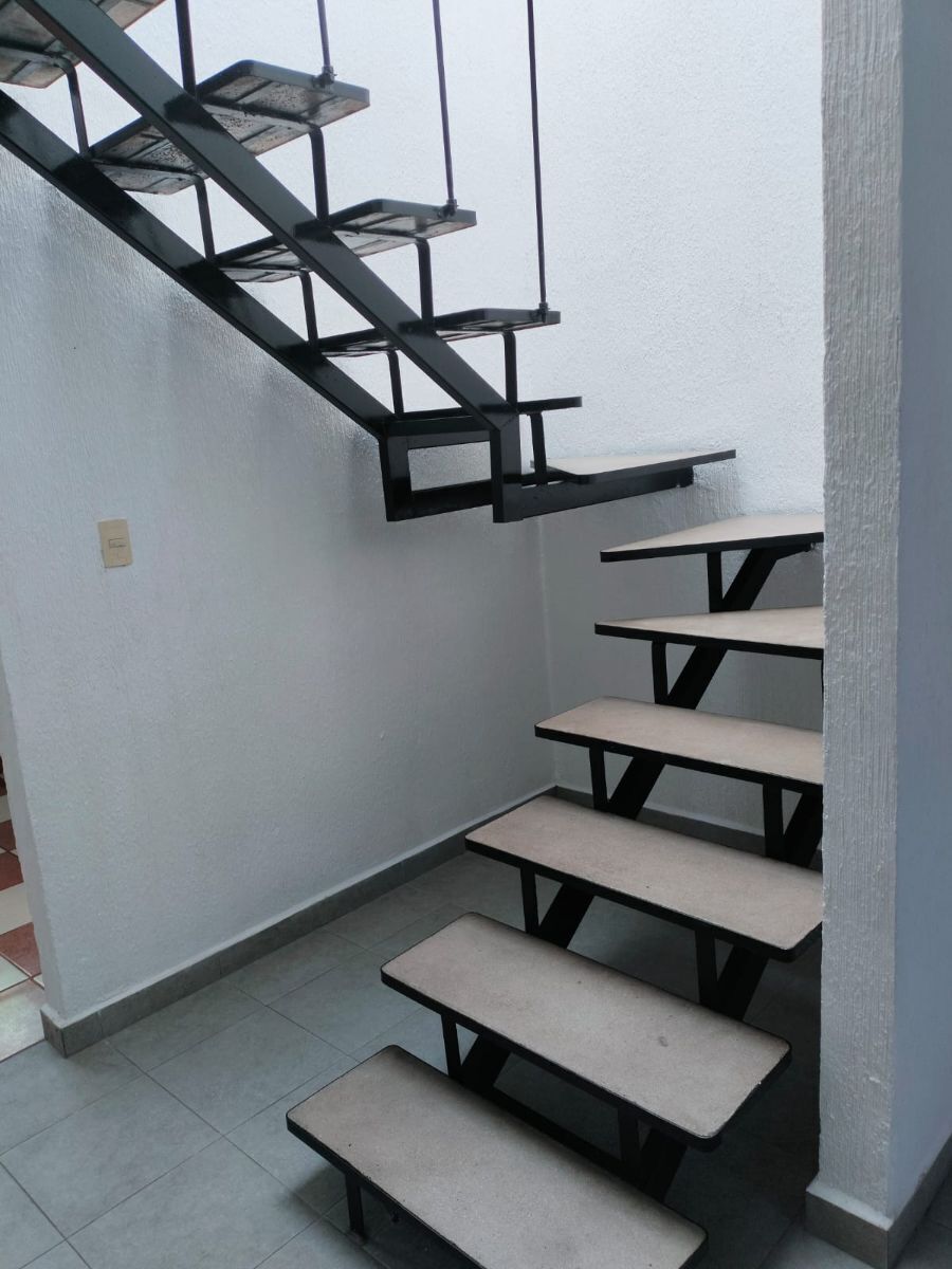 3 of 6: Escaleras a segundo piso