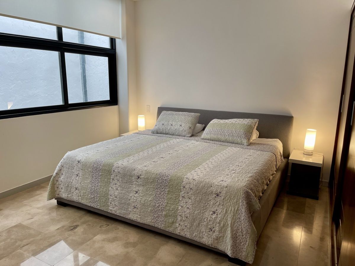 5 de 20: Habitación con cama King, Aire, Ventilador, TV y closet.