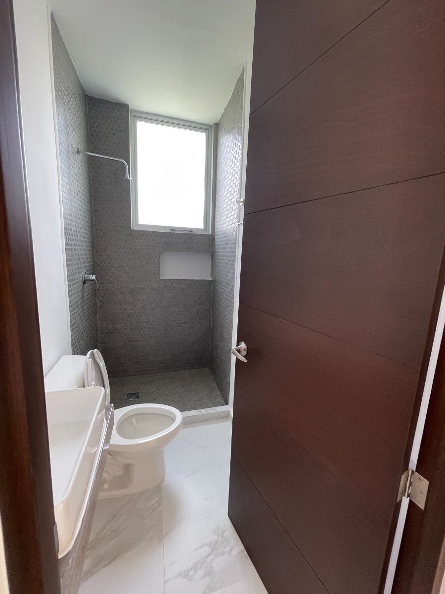 9 de 13: baño de la principal