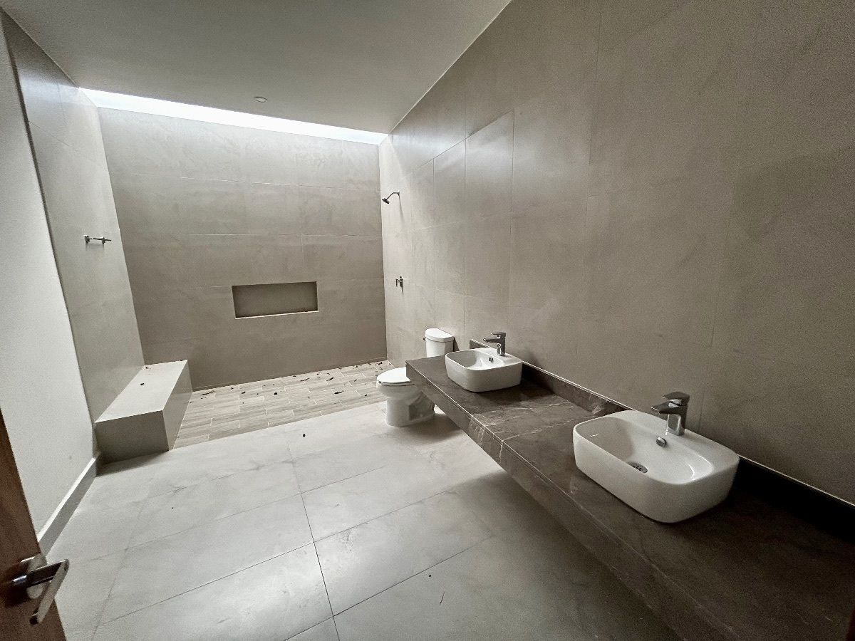 20 de 23: Baño principal