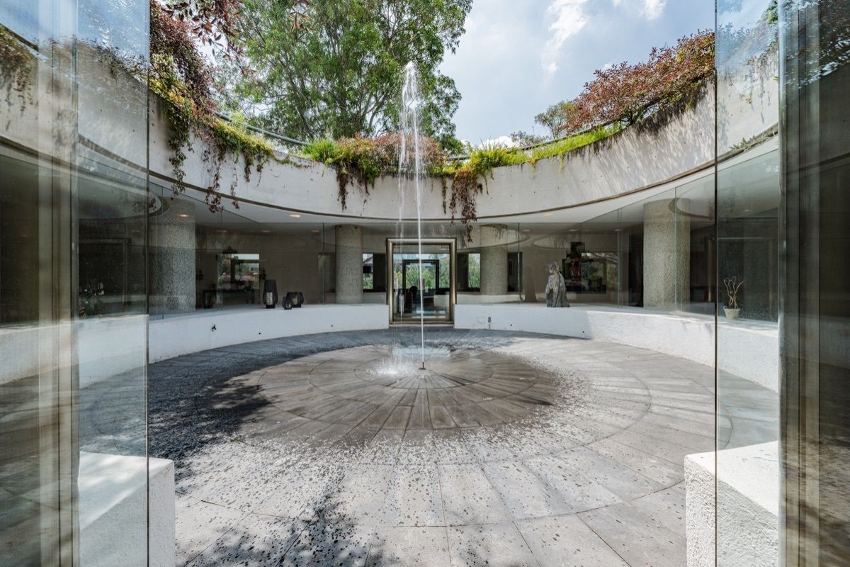 2 of 24: PATIO CENTRAL