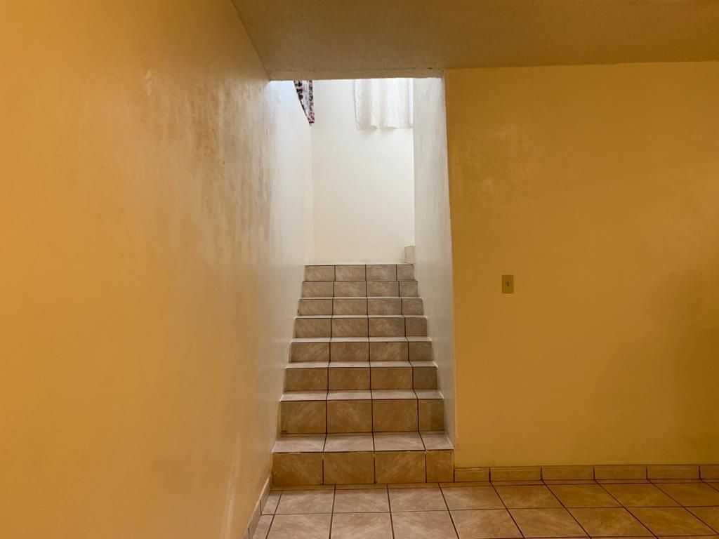 12 de 19: Escaleras a 2do piso