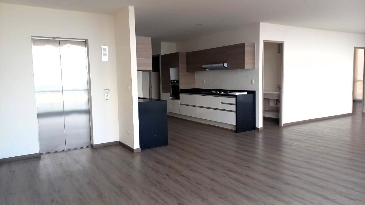 2 de 14: COCINA , ELEVADOR INTERIOR