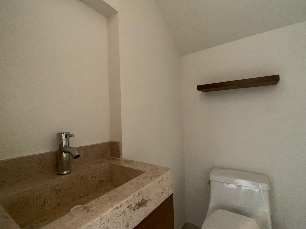 5 of 28: Baño de Visitas