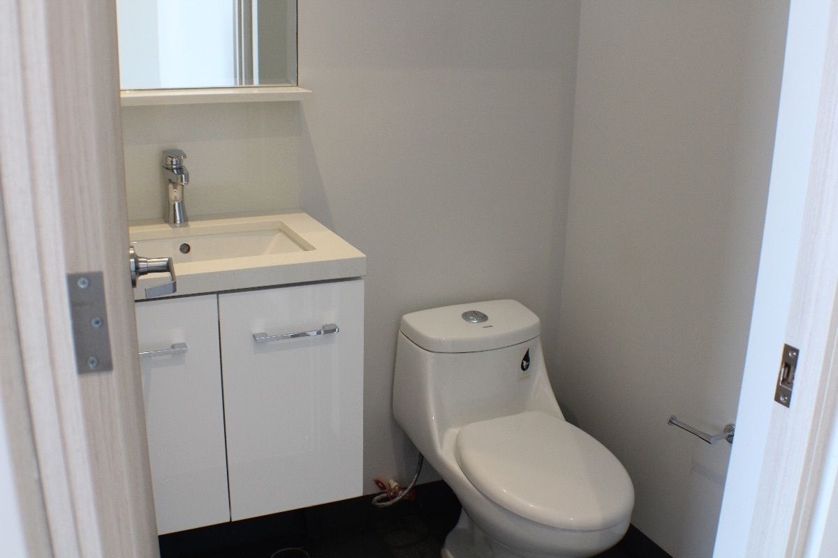 4 de 17: Medio baño de visitas