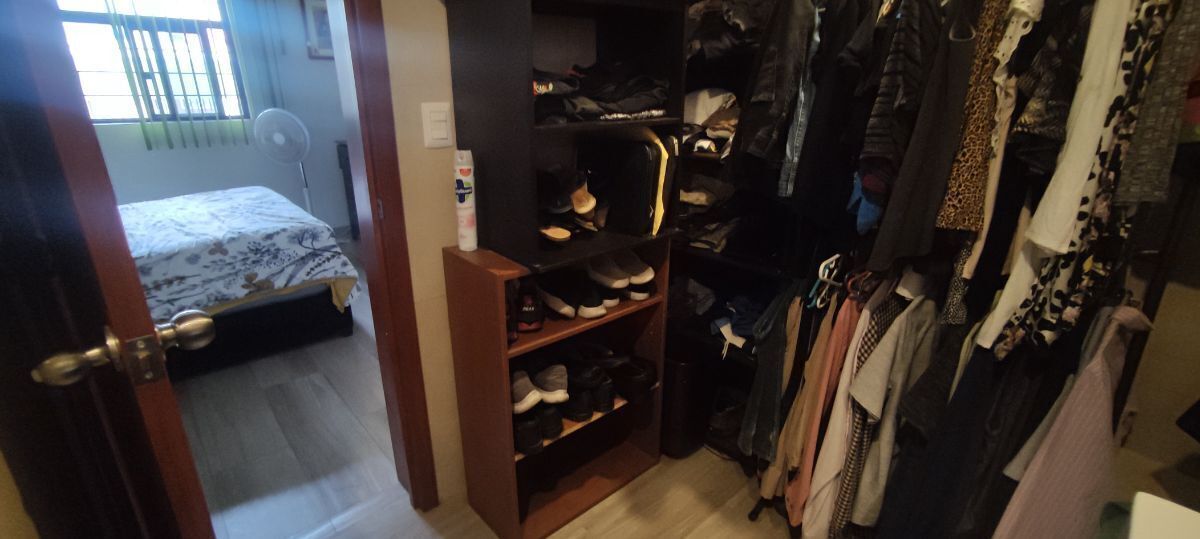 11 of 22: Vestidor
