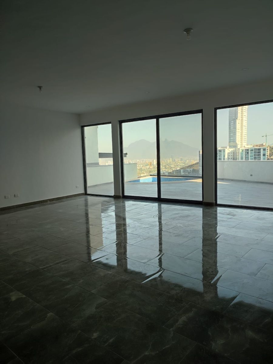 3 de 14: Área de sala y comedor con terraza integrada.