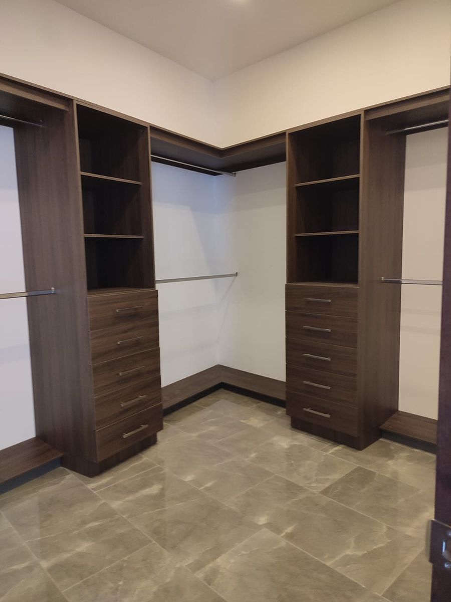 14 de 14: Vestidor de recámara principal.