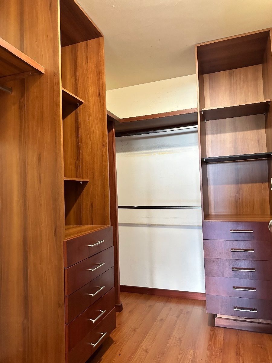 12 de 23: Vestidor Principal