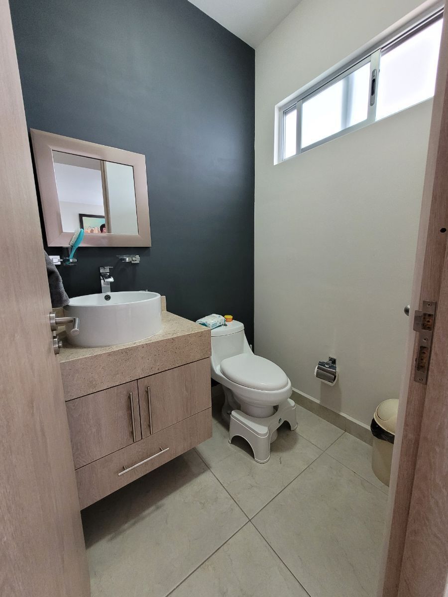 6 de 16: Medio baño en PB