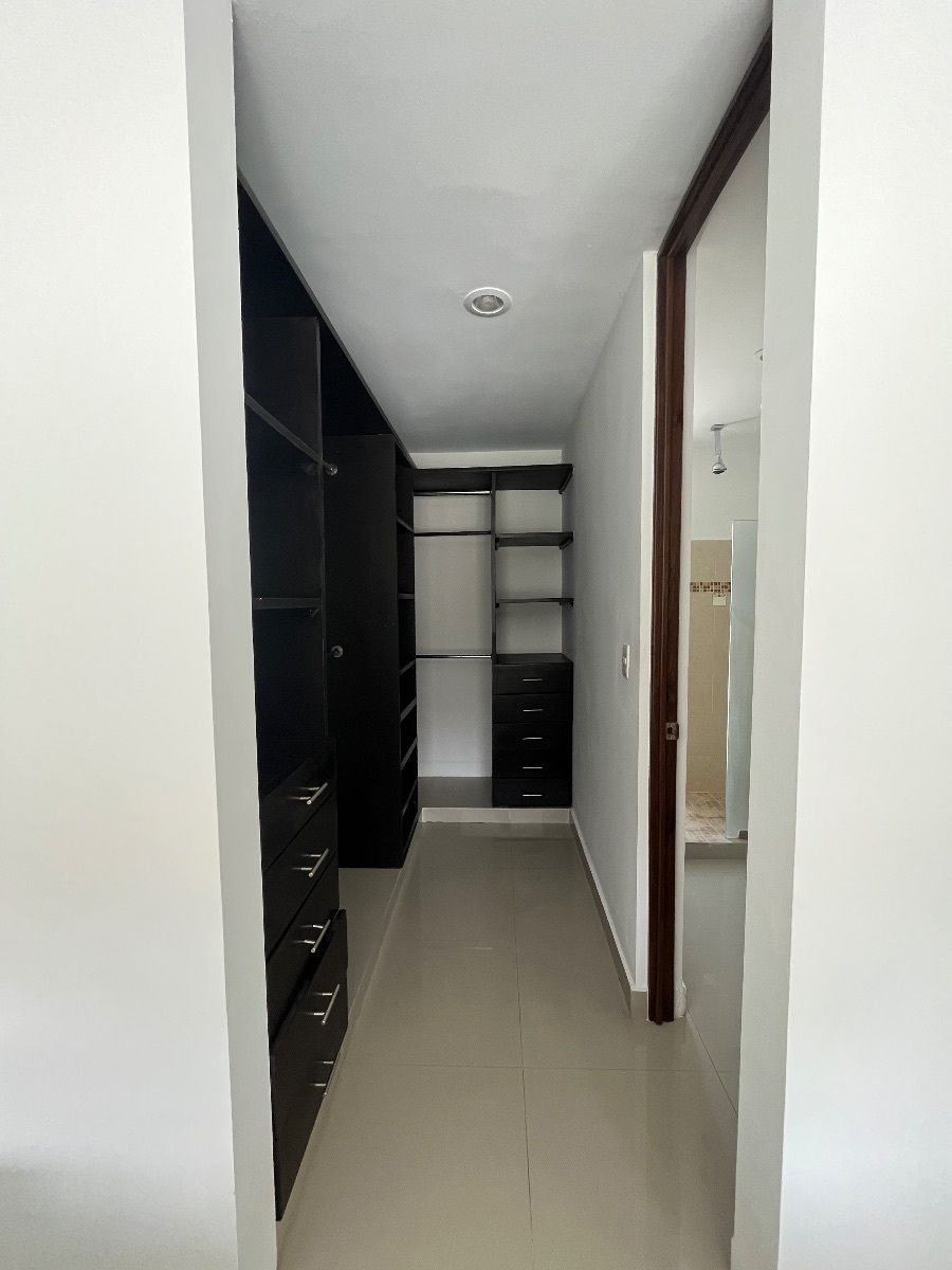 Closet recamara principal, photo 15 of 16