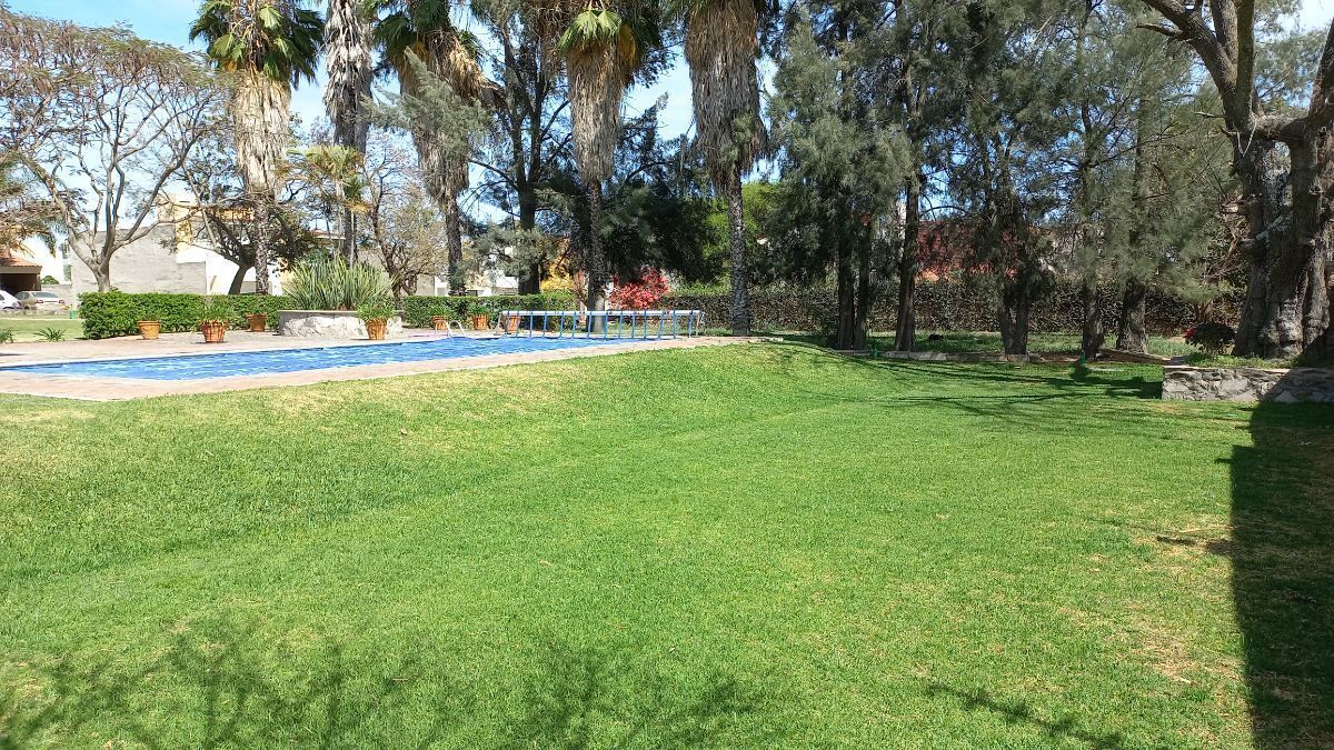19 de 41: Jardines de la casa club