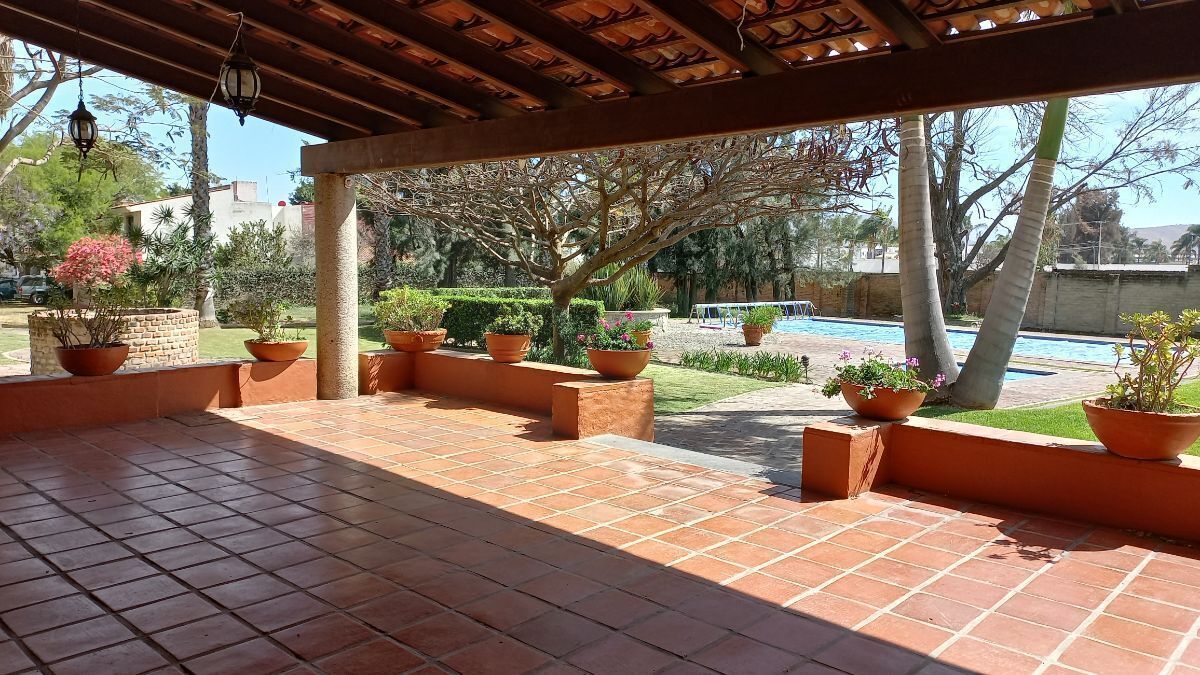 1 de 41: Terraza de la casa club