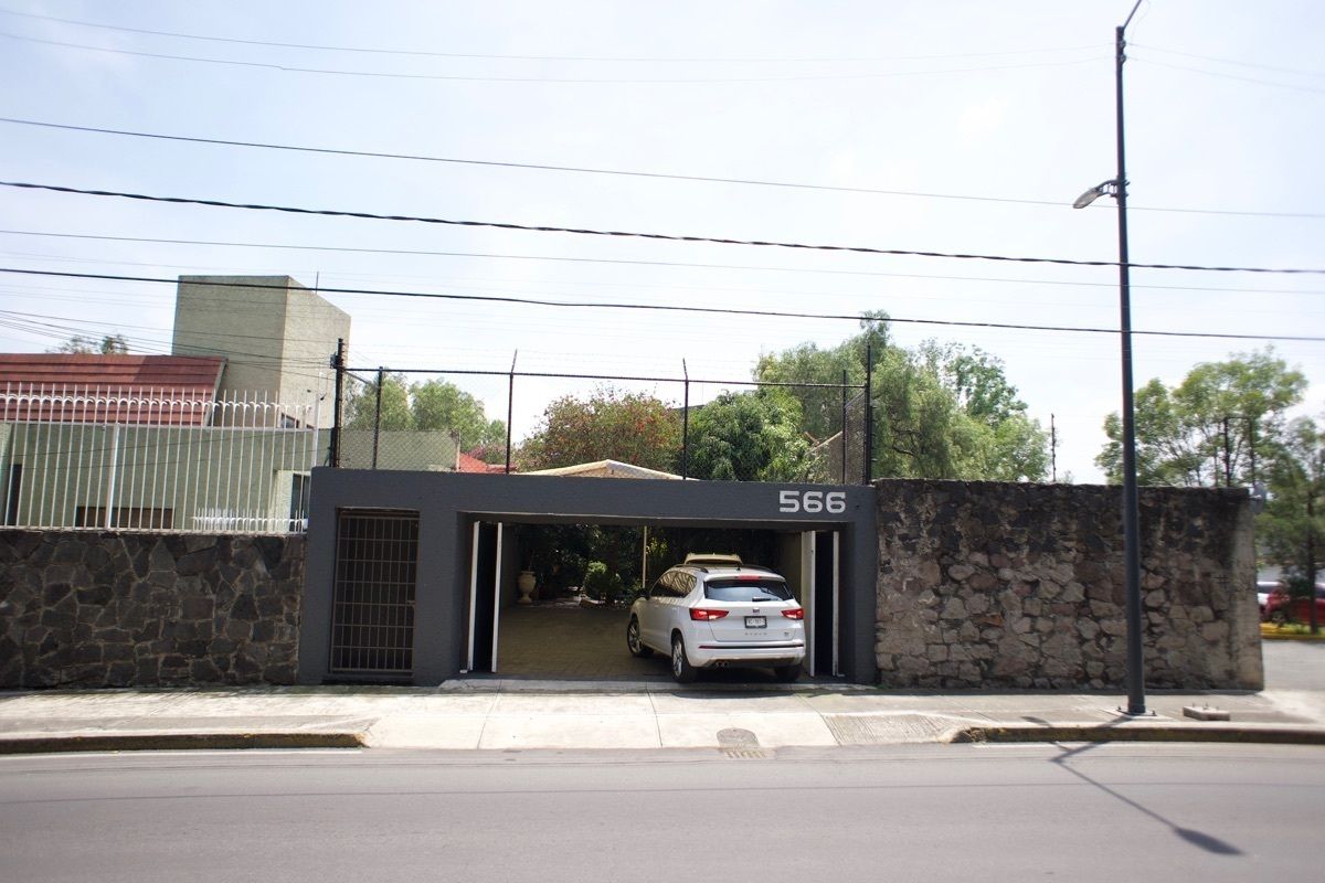 CASA EN LAS AGUILAS A 100 MTS DEL PERIFERICO - foto 1