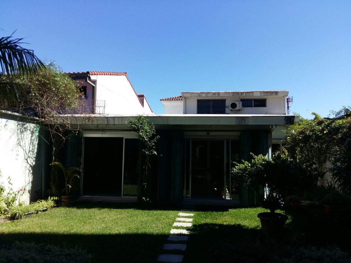 En venta casa amplia de 2 niveles con 4 habitaciones en Colonia San