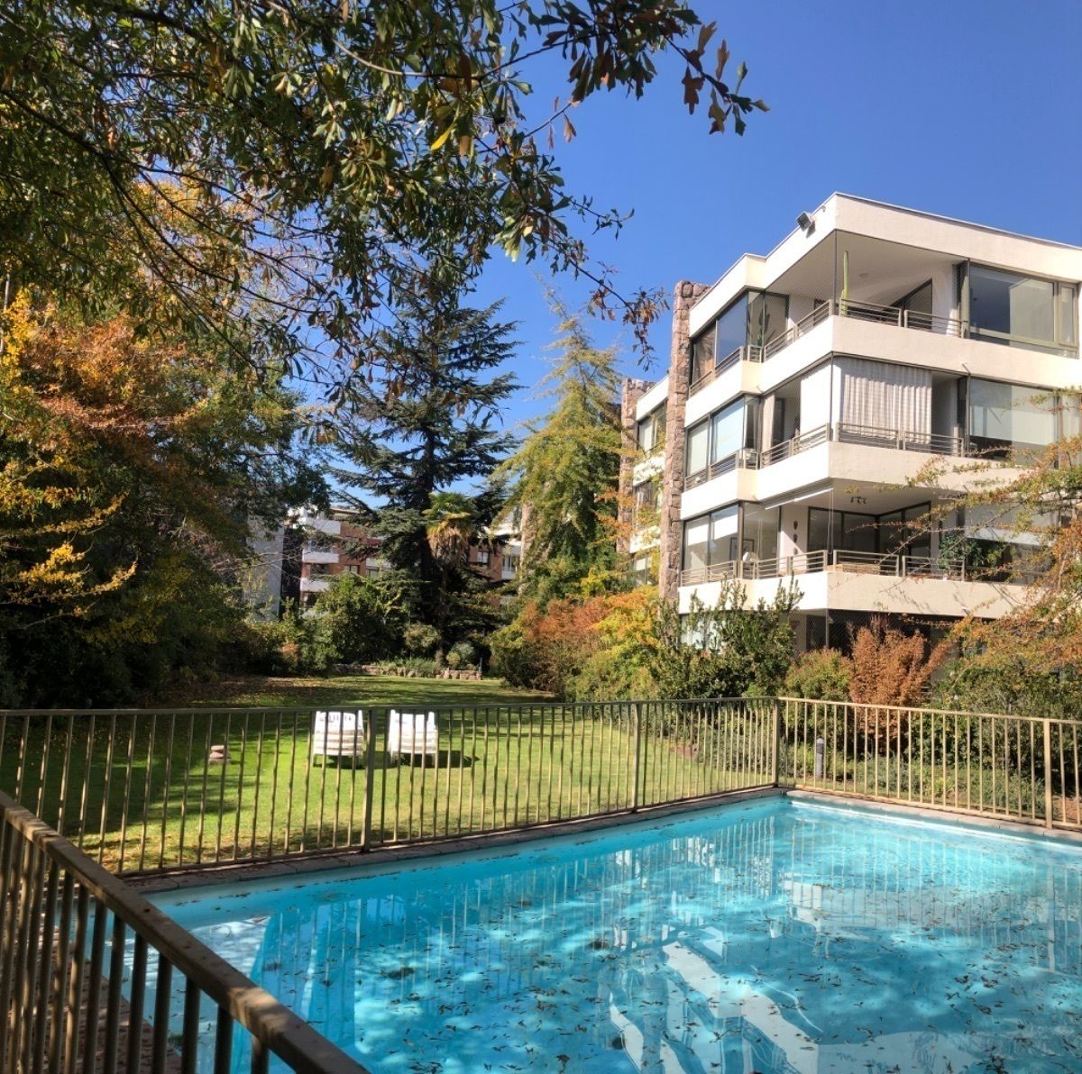 1 de 19: Jardines y piscina