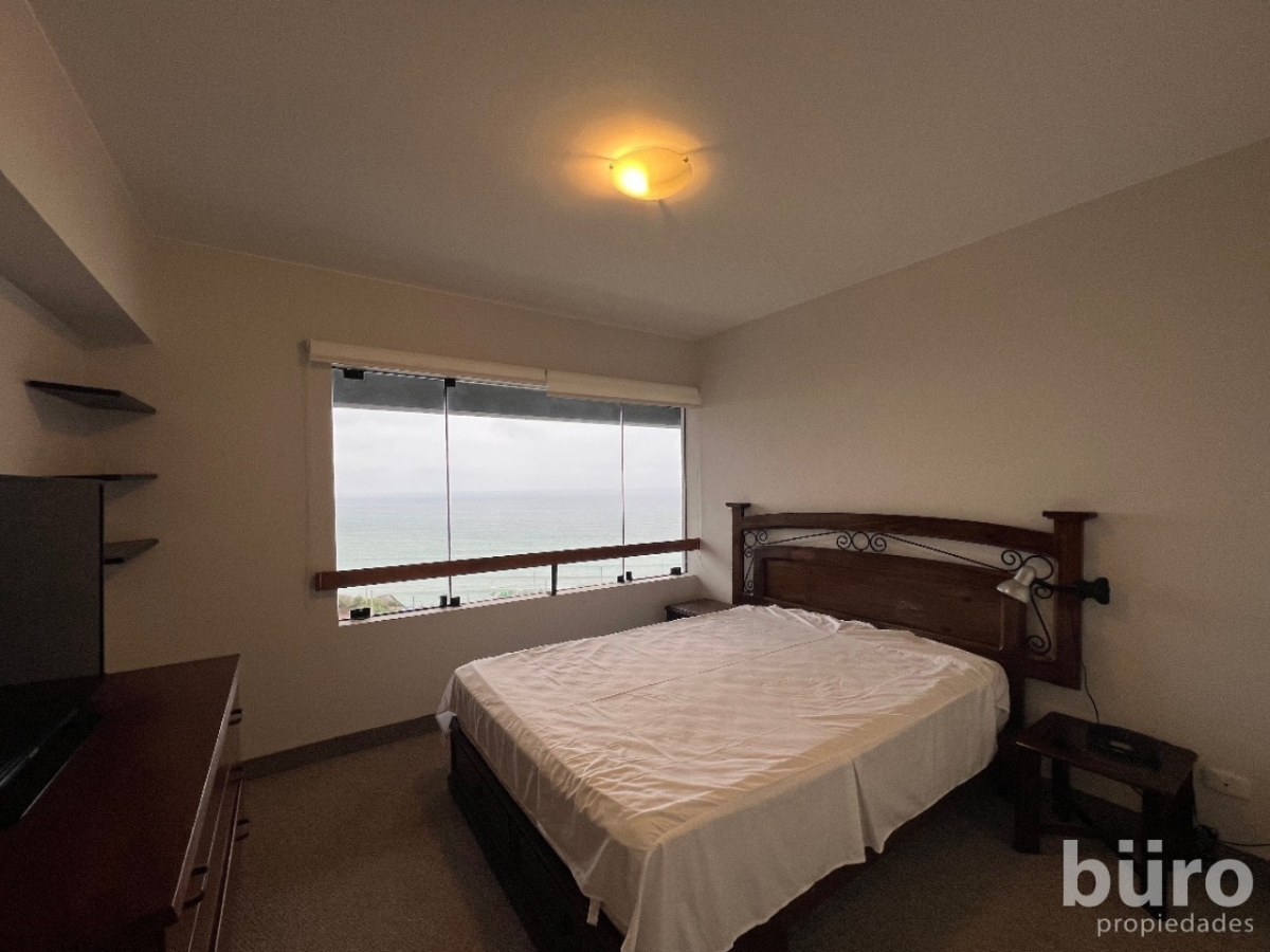 9 de 19: Dormitorio principal con vista al mar
