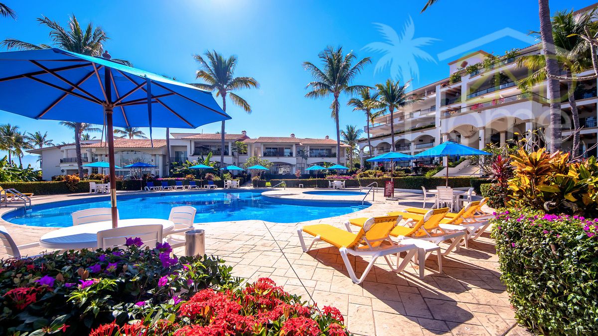 2 de 19: Grand Marina Villas pool and building