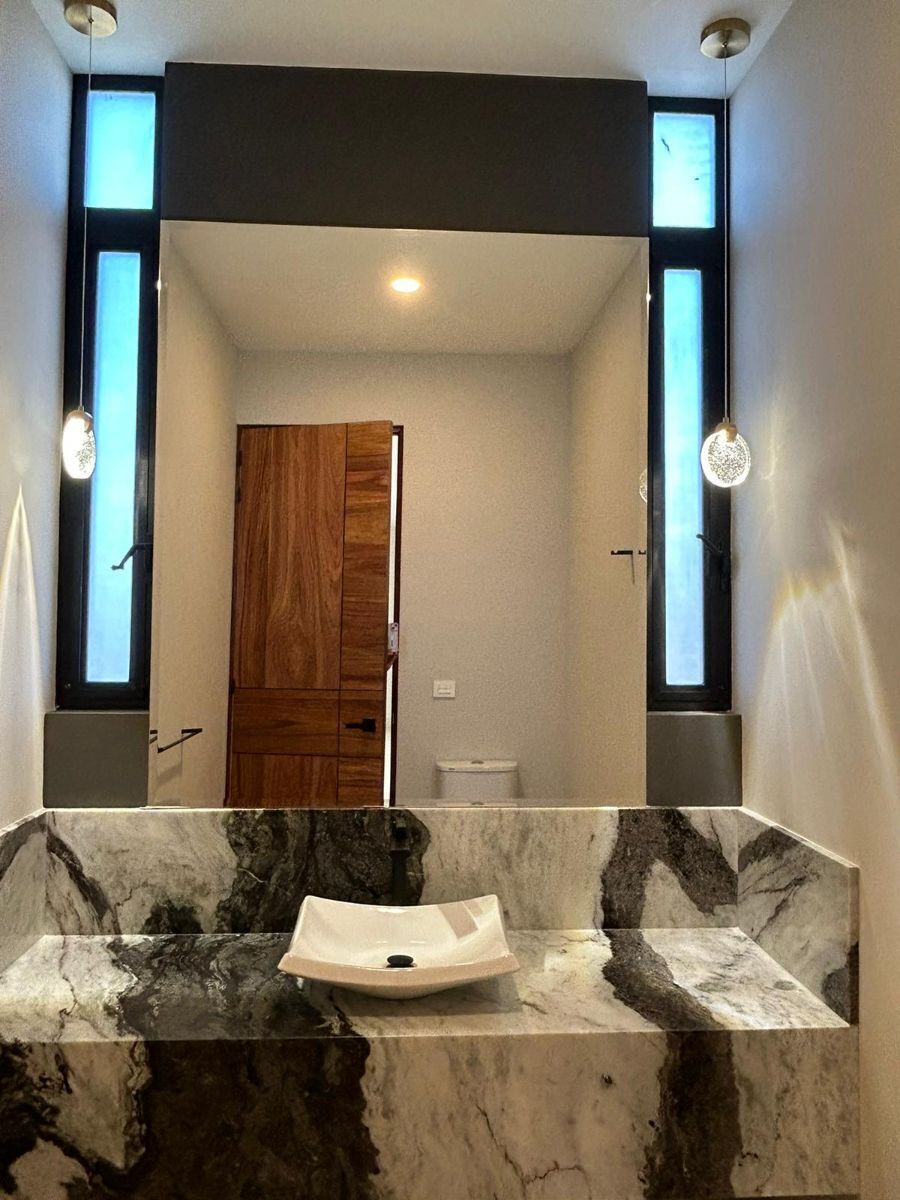 10 de 25: Lujoso granito en medio baño con detalles en iluminación