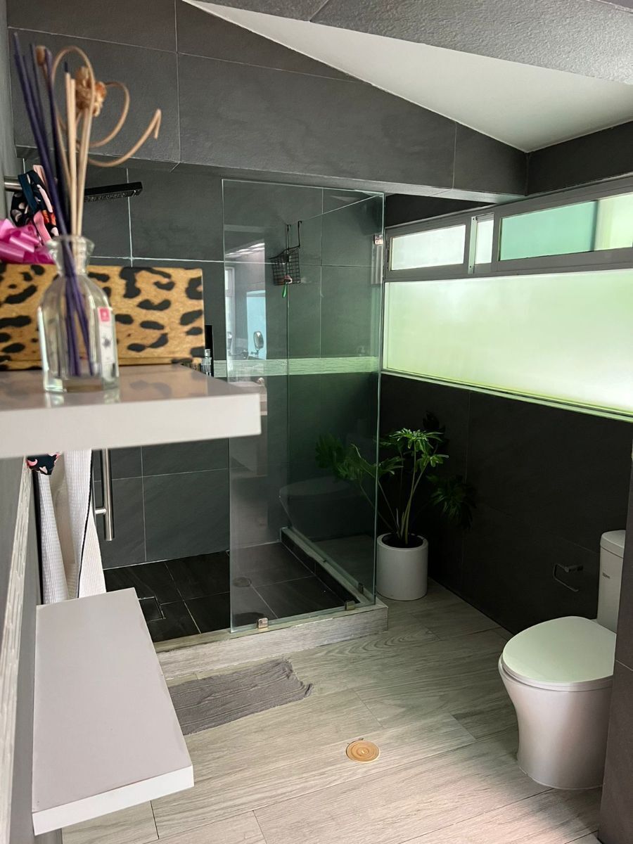 8 de 21: Baño con cancel