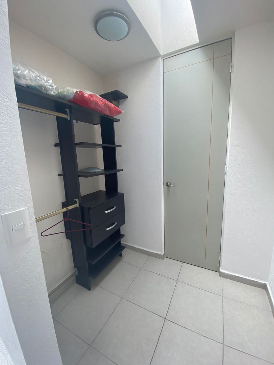 12 of 18: Clóset y baño de 2da recámara