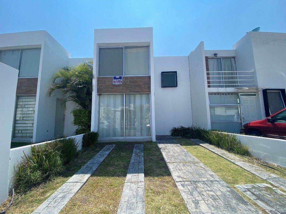 1 of 18: Fachada