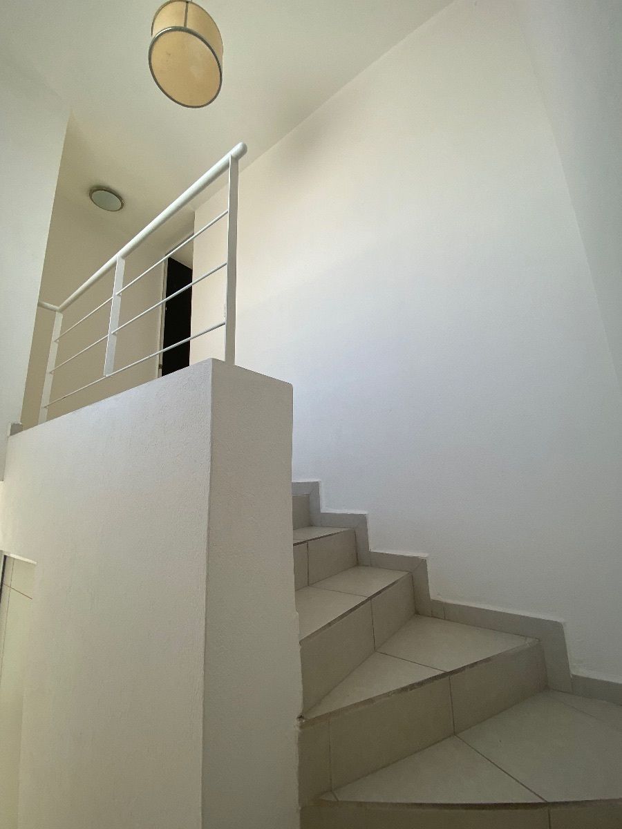 9 of 18: Área de escaleras