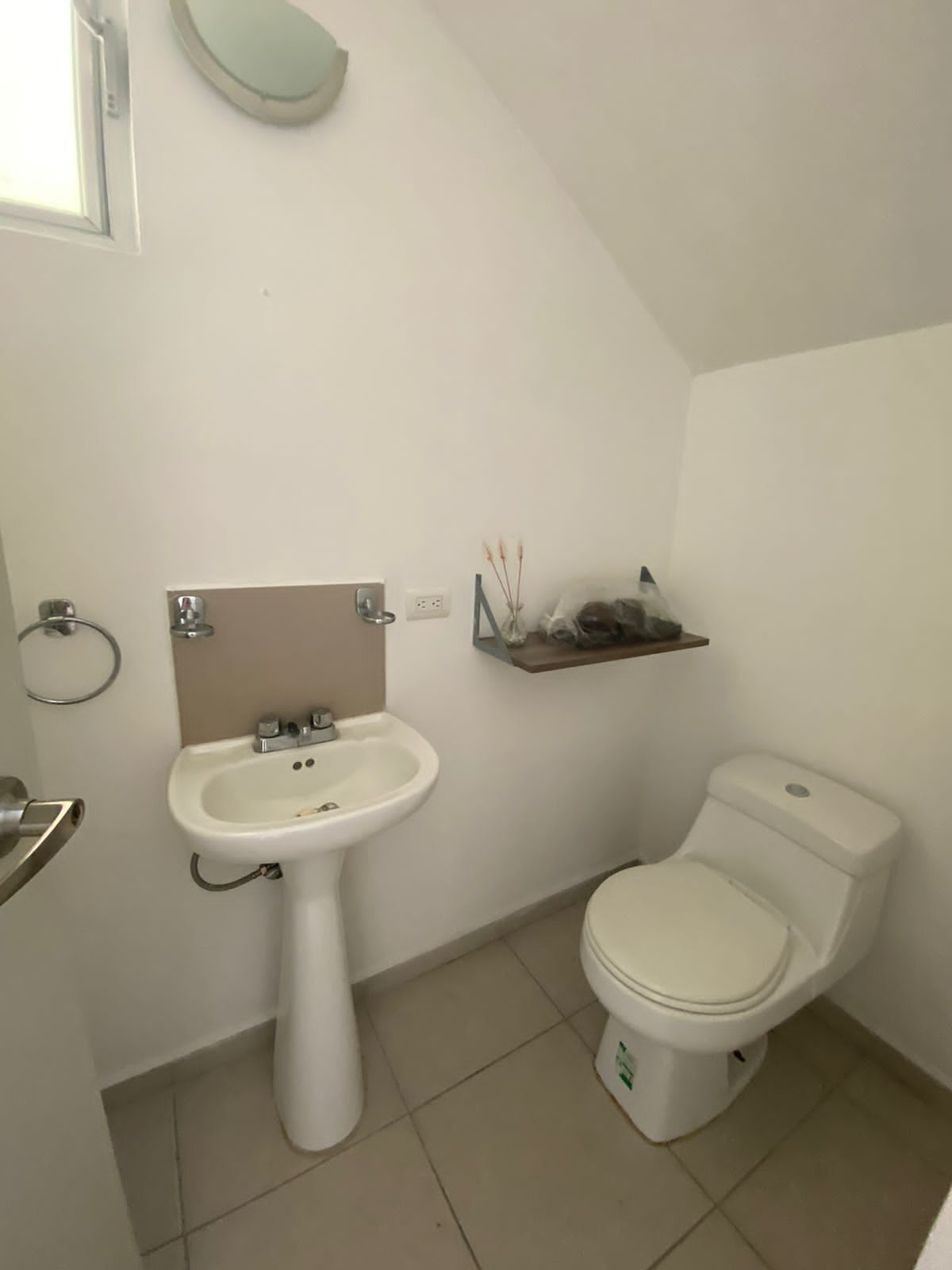 13 of 18: Medio baño PB