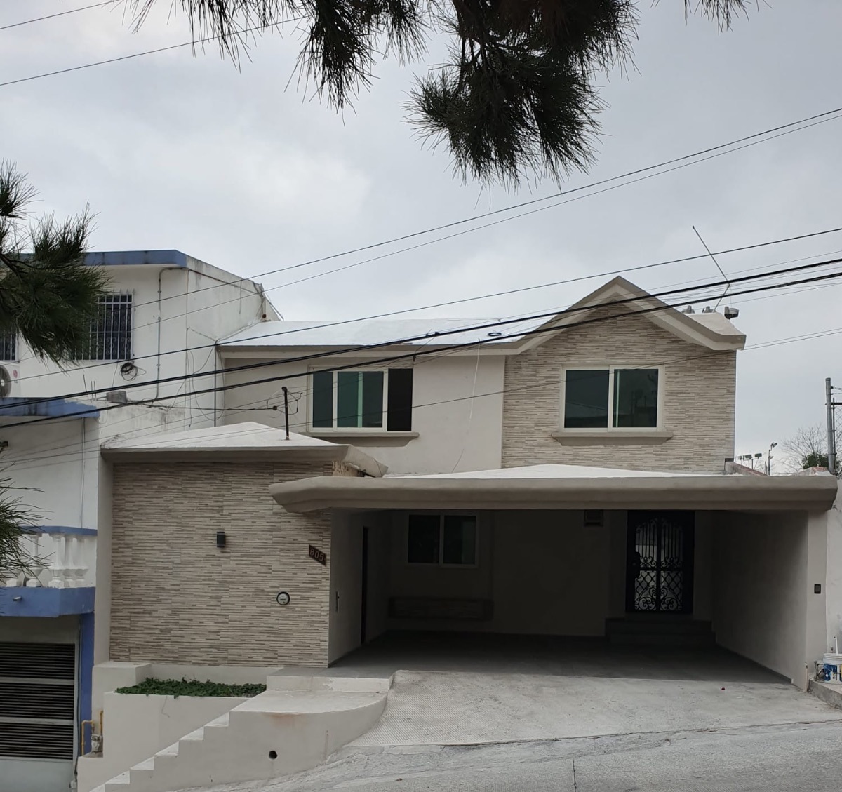 2 de 12: Fachada Principal