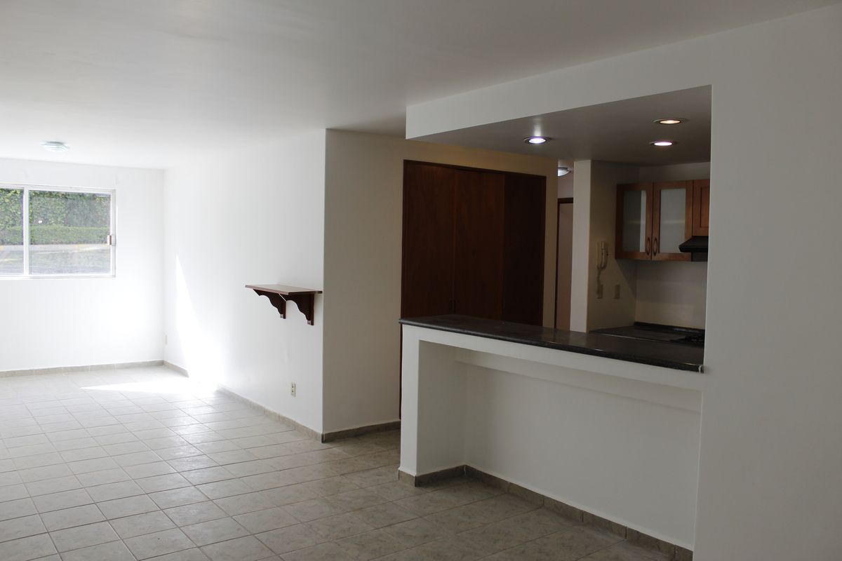 2 de 5: Barra cocina, sala comedor.