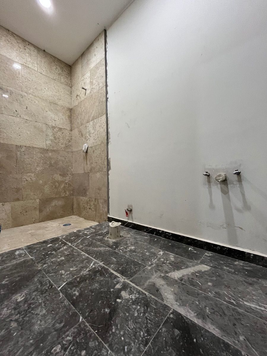 16 of 38: Baño de cuarto de servicio