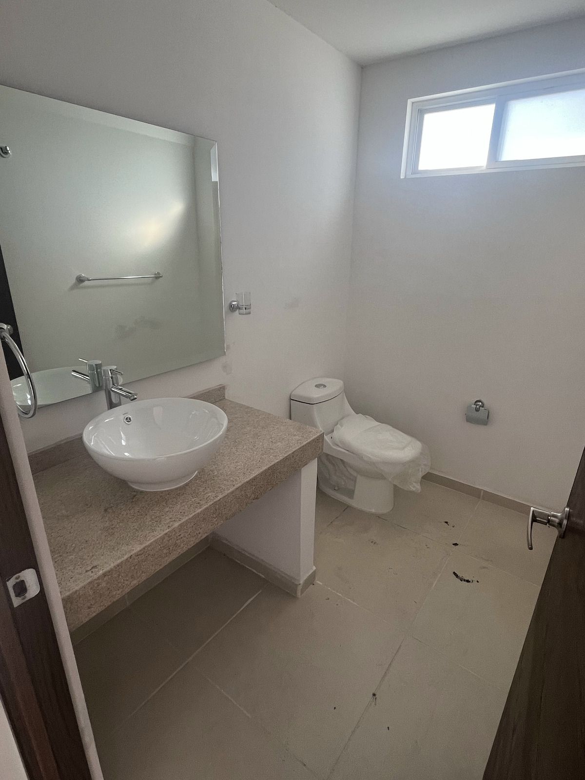 2 de 16: Baño de visitas