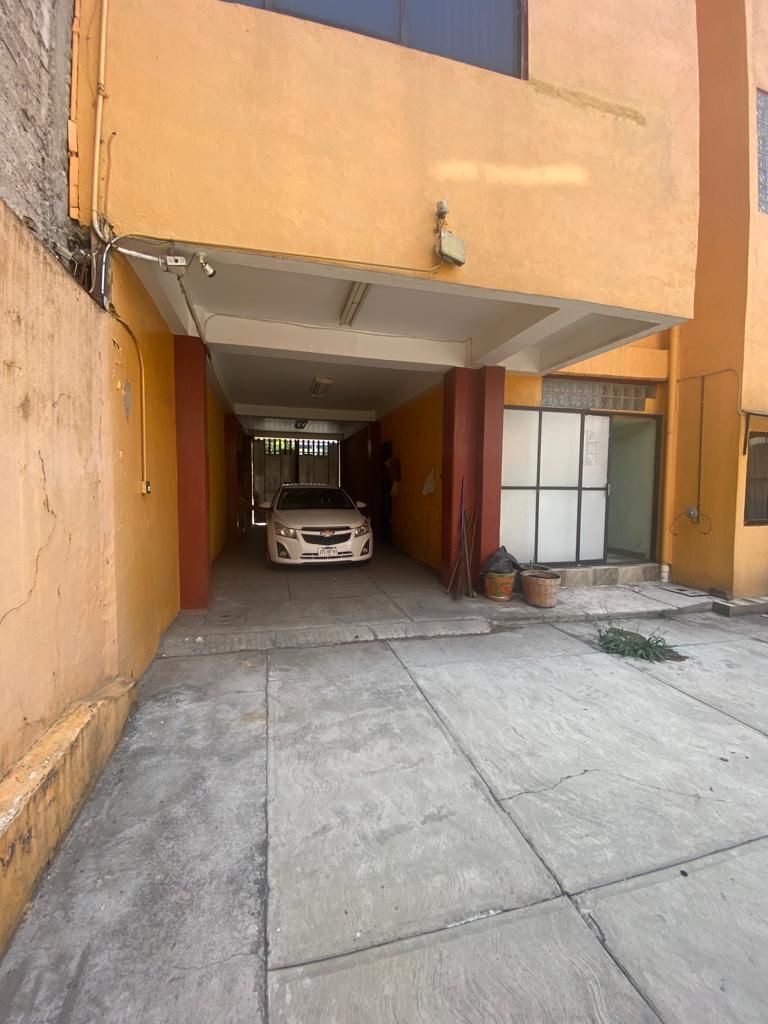 3 de 24: Entrada vehicular.
