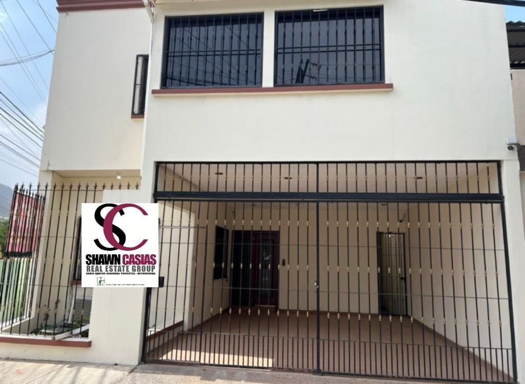 CASAEN VENTA EN ESQUINA EN LAGOS DEL BOSQUE, foto 1 de 13