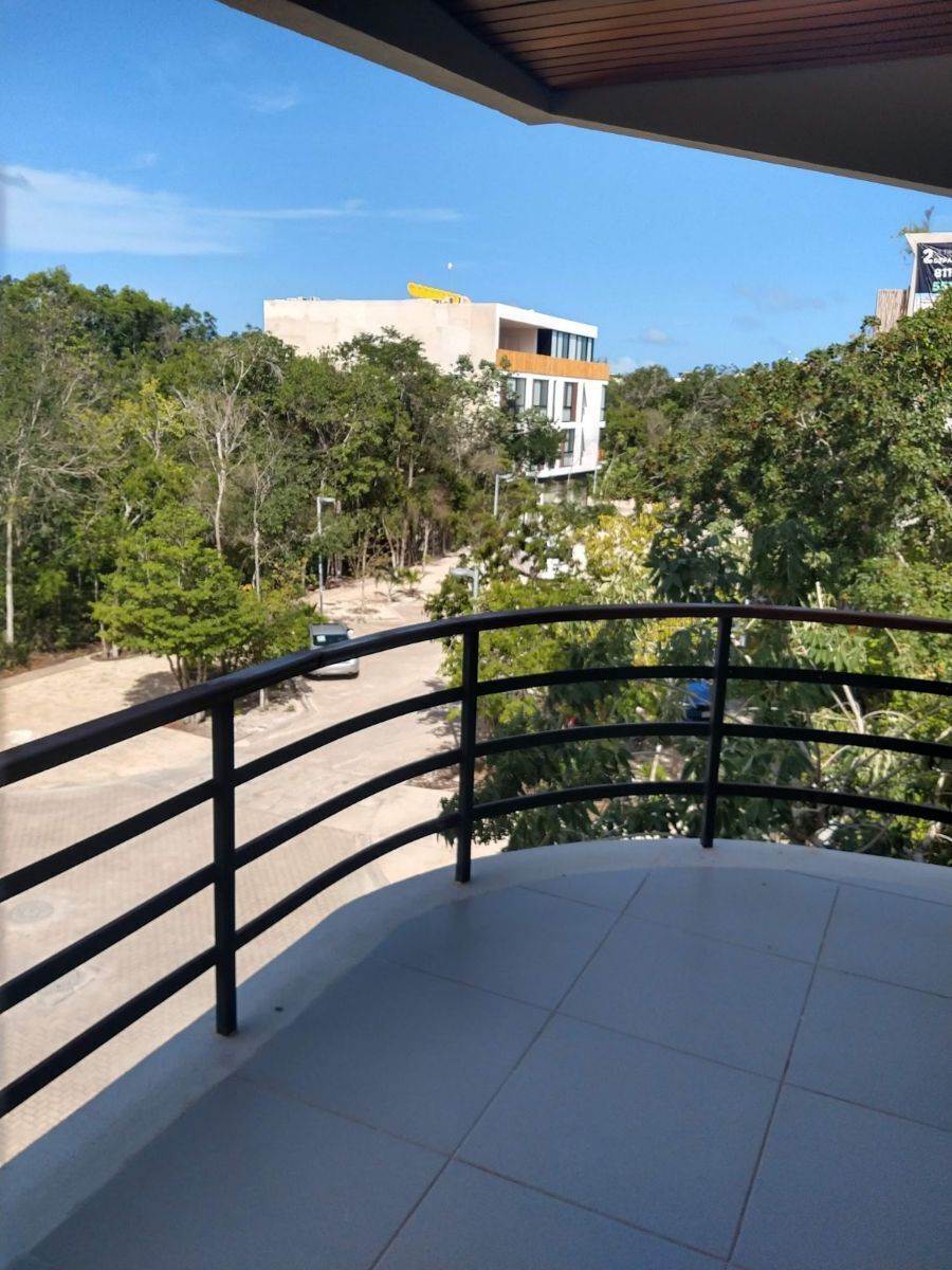 2 of 20: Balcón