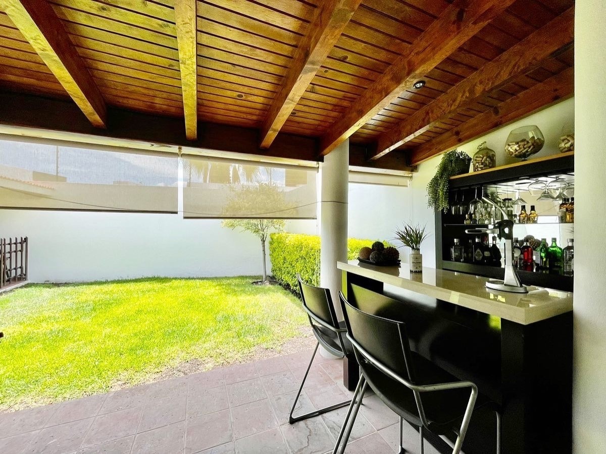 3 of 14: Terraza