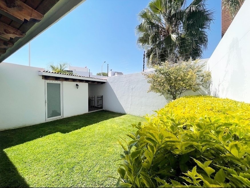4 of 14: Jardín