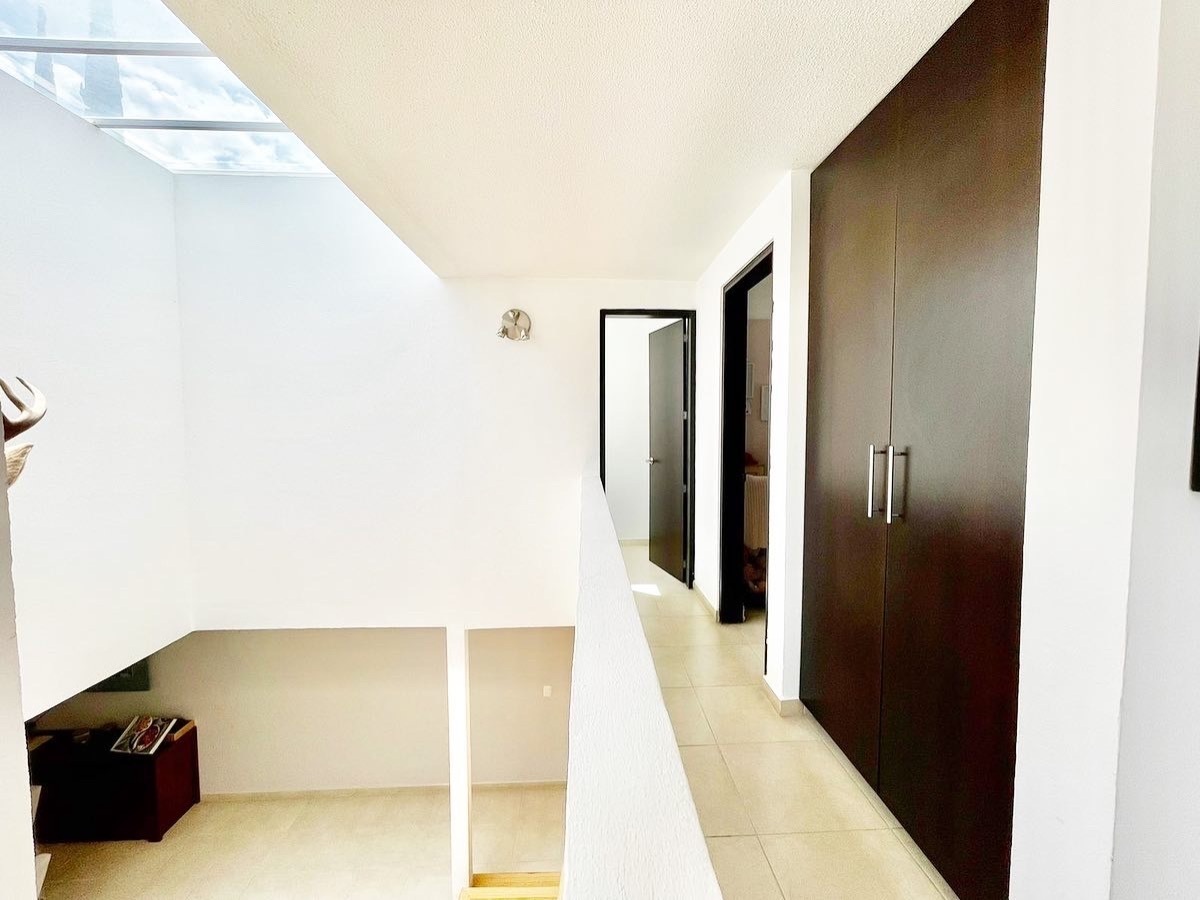 9 of 14: Pasillo a recamara secundaria y baño