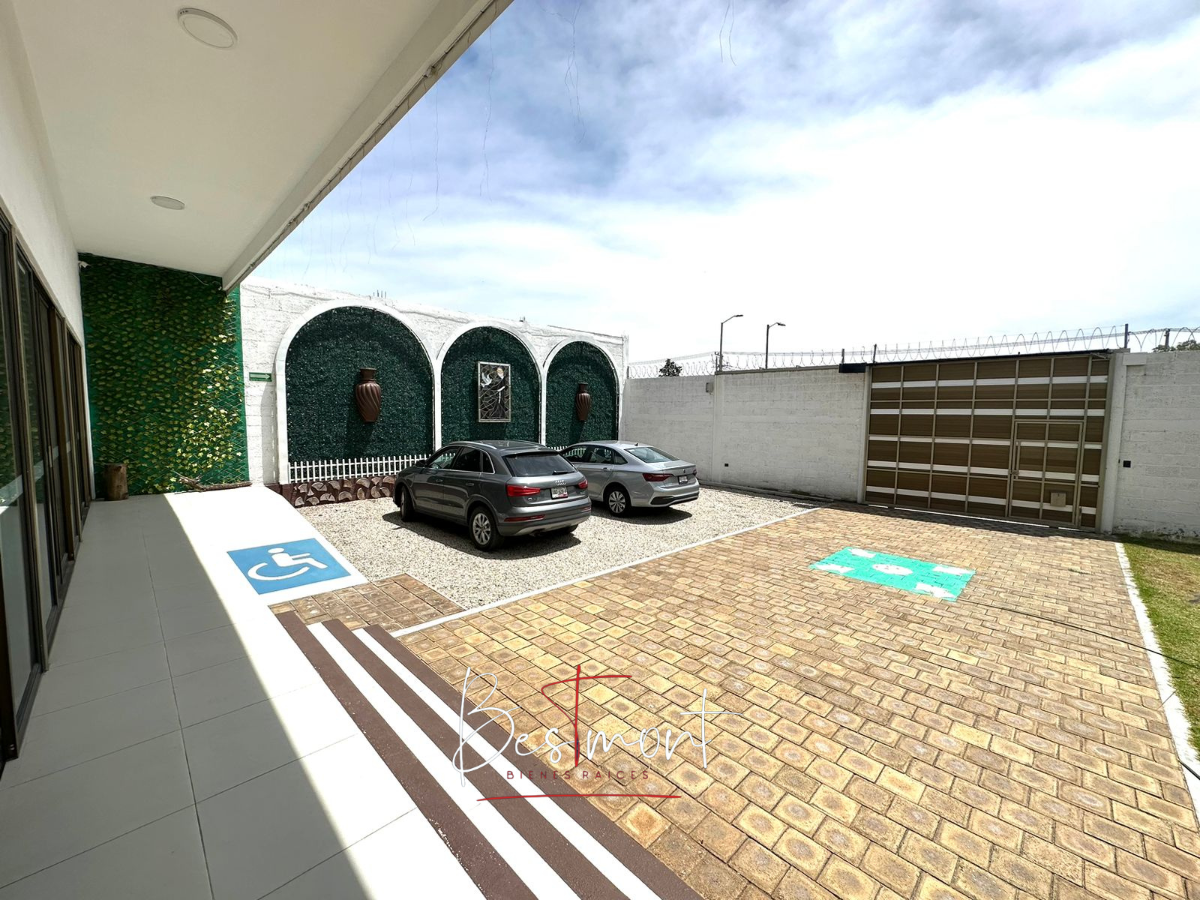 2 de 25: Estacionamiento