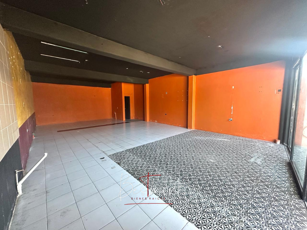 3 de 4: Interior local #1