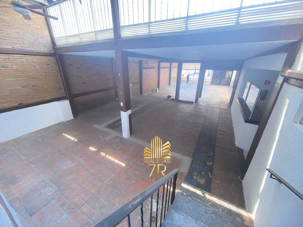 16 de 22: Piso de venta visto desde el área de balis y oficina privada