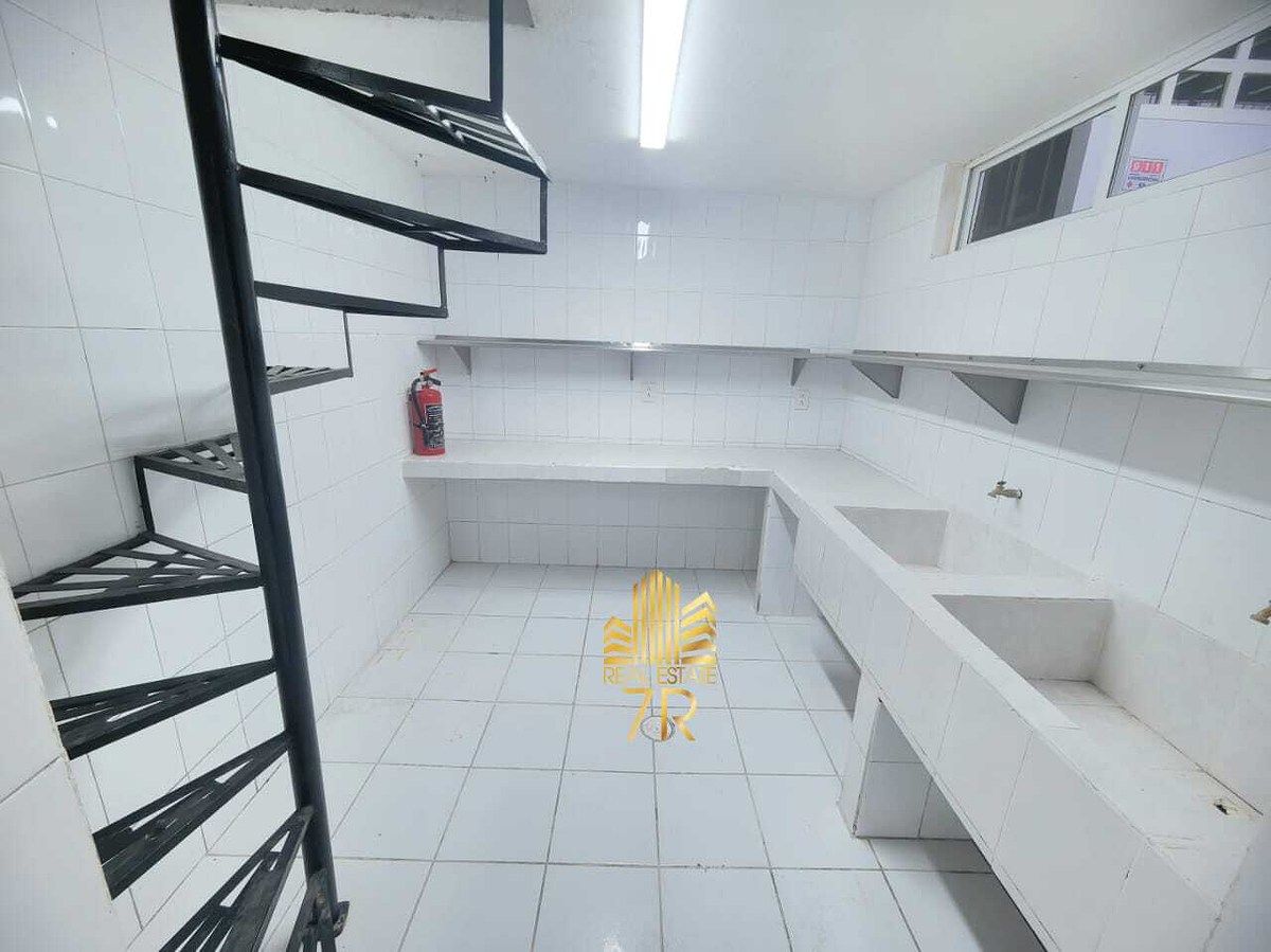 12 de 22: Área de lavado y escalera a la bodega