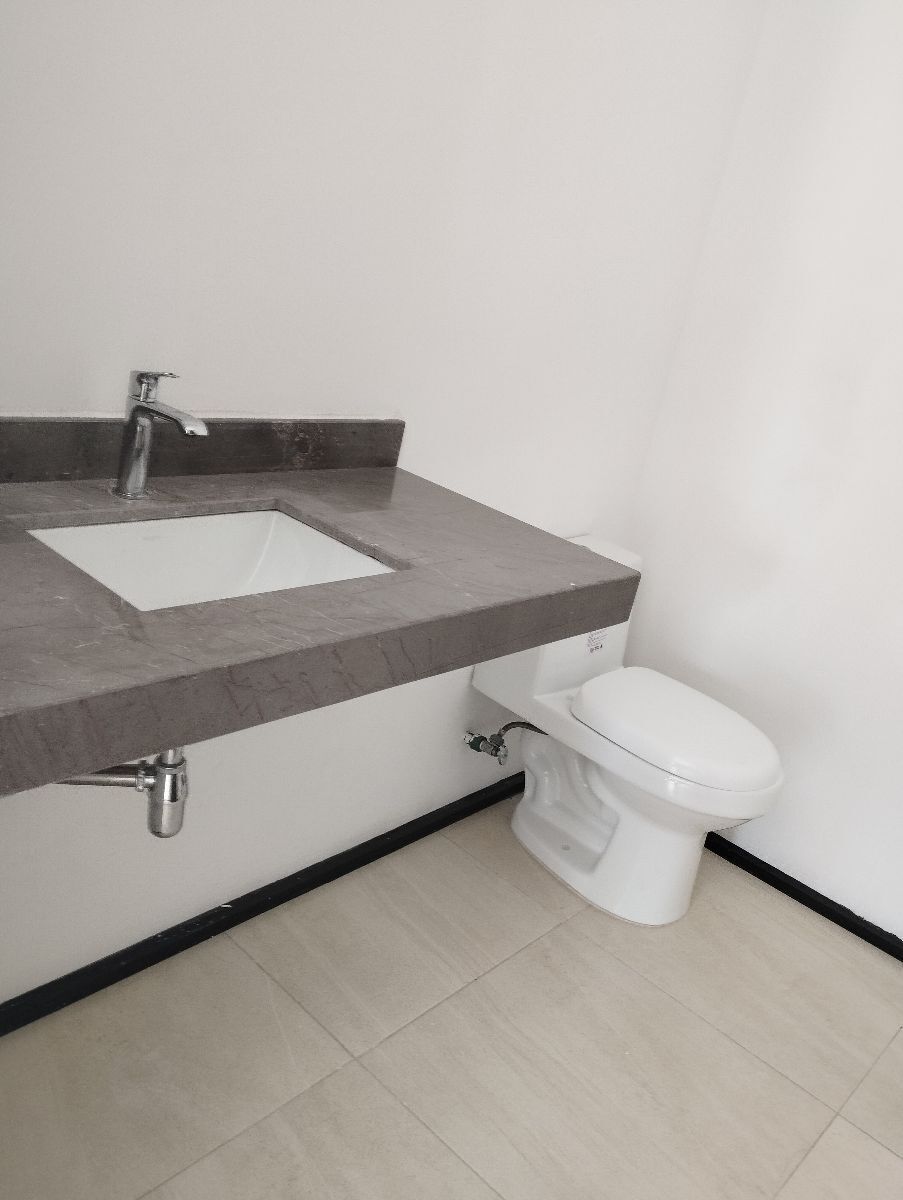 15 of 47: Medio baño de visitas planta baja