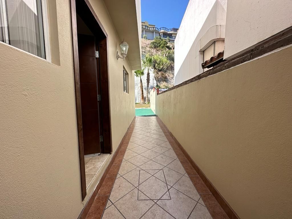 21 of 22: Pasilllo de servicio